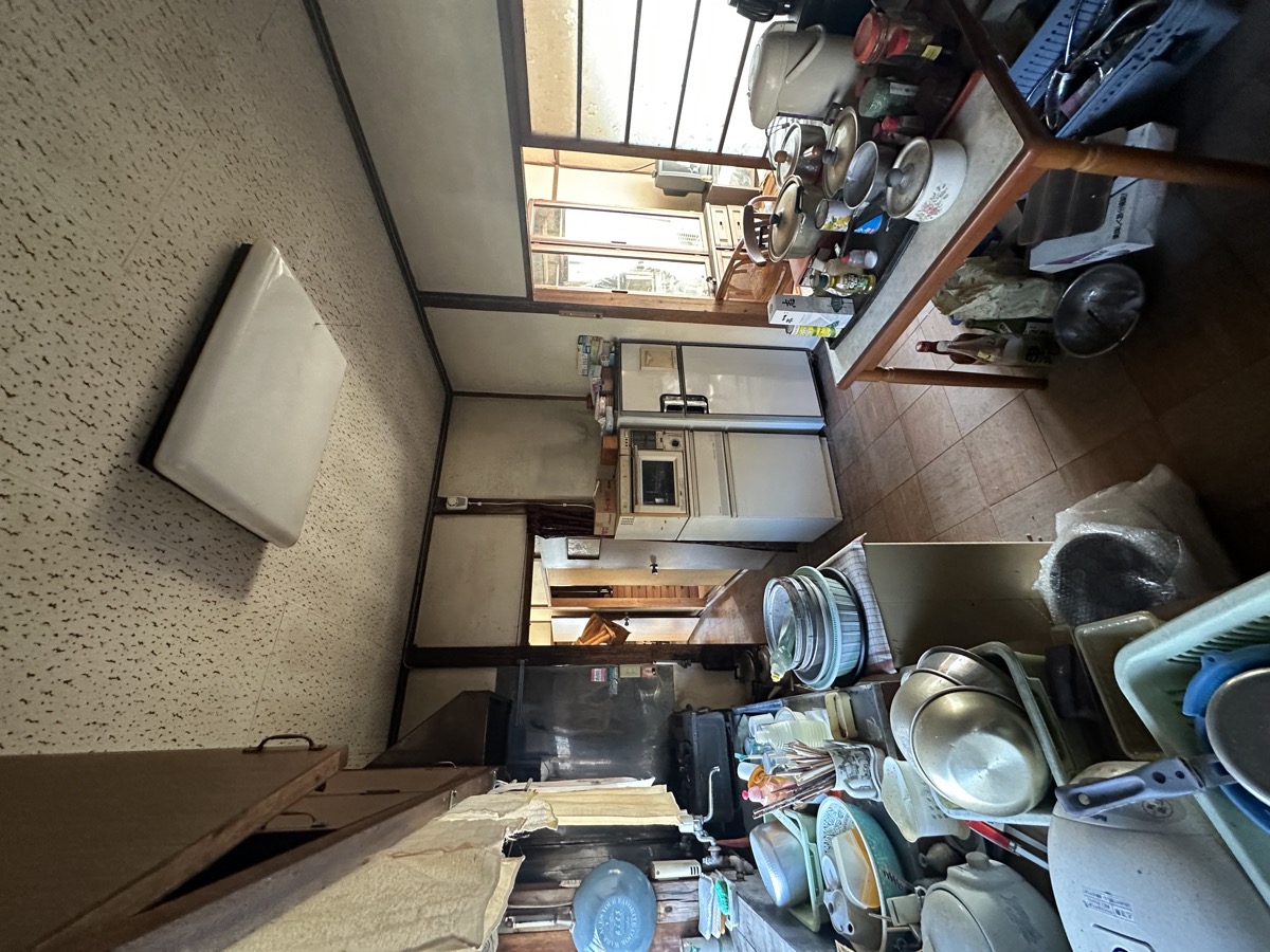 日立市の事例:食器や家電などが残る台所