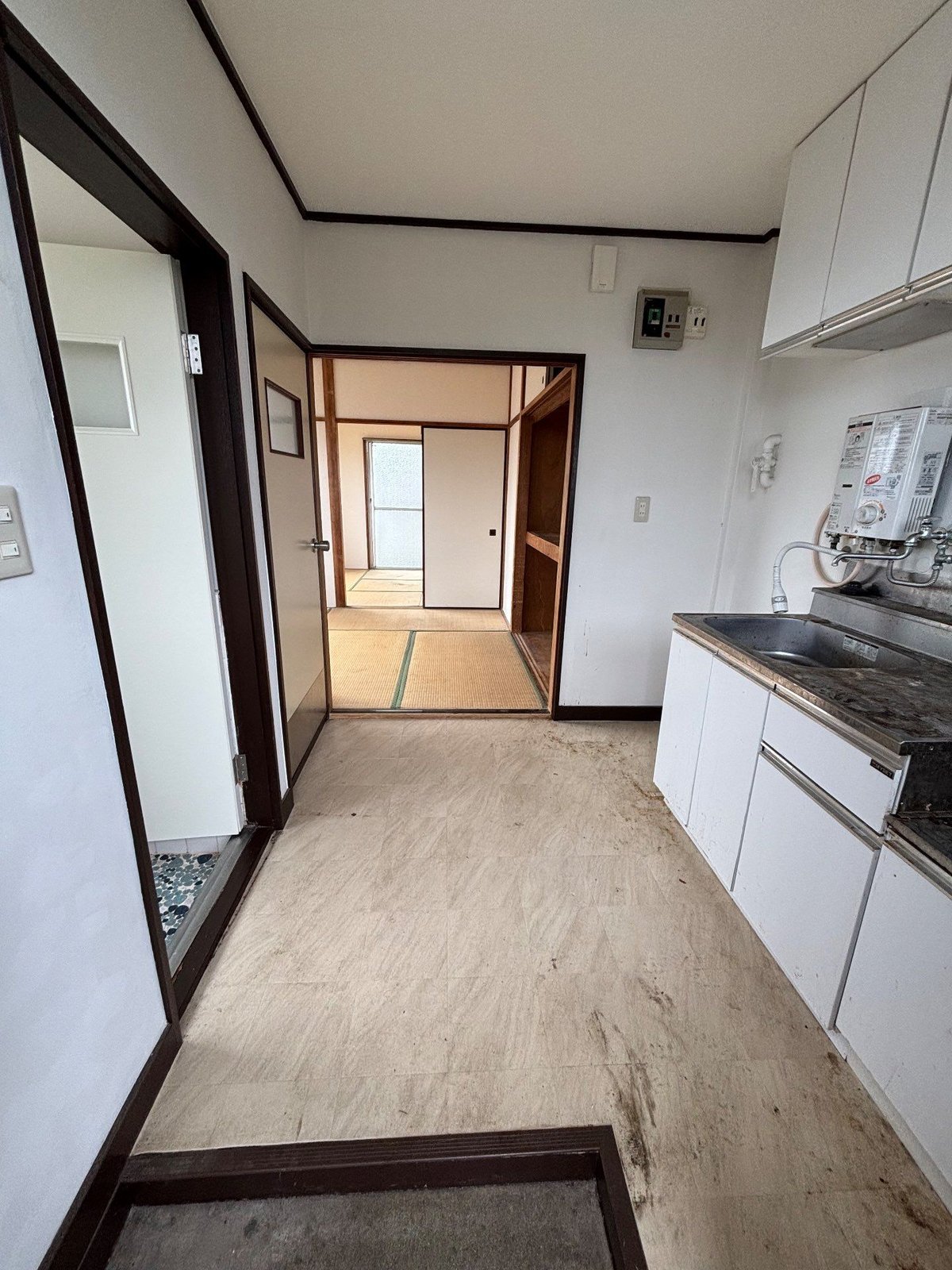 作業後の2階の住戸を玄関から見た様子。右手に流し台と湯沸かし器、奥に畳の部屋が続いている