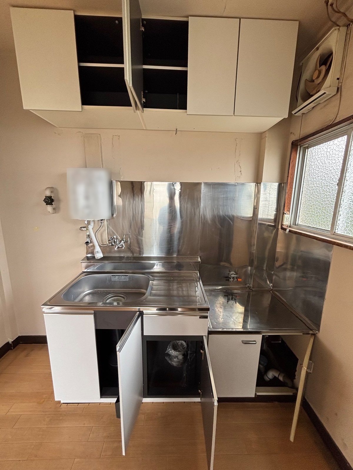 作業後の2階の台所。吊り戸棚の扉と流し台の下の扉を開けた状態