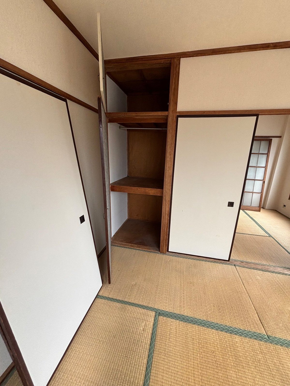 作業後の2階の和室の押入れ。扉を開けた中段・ハンガーパイプ・天袋が空になっている