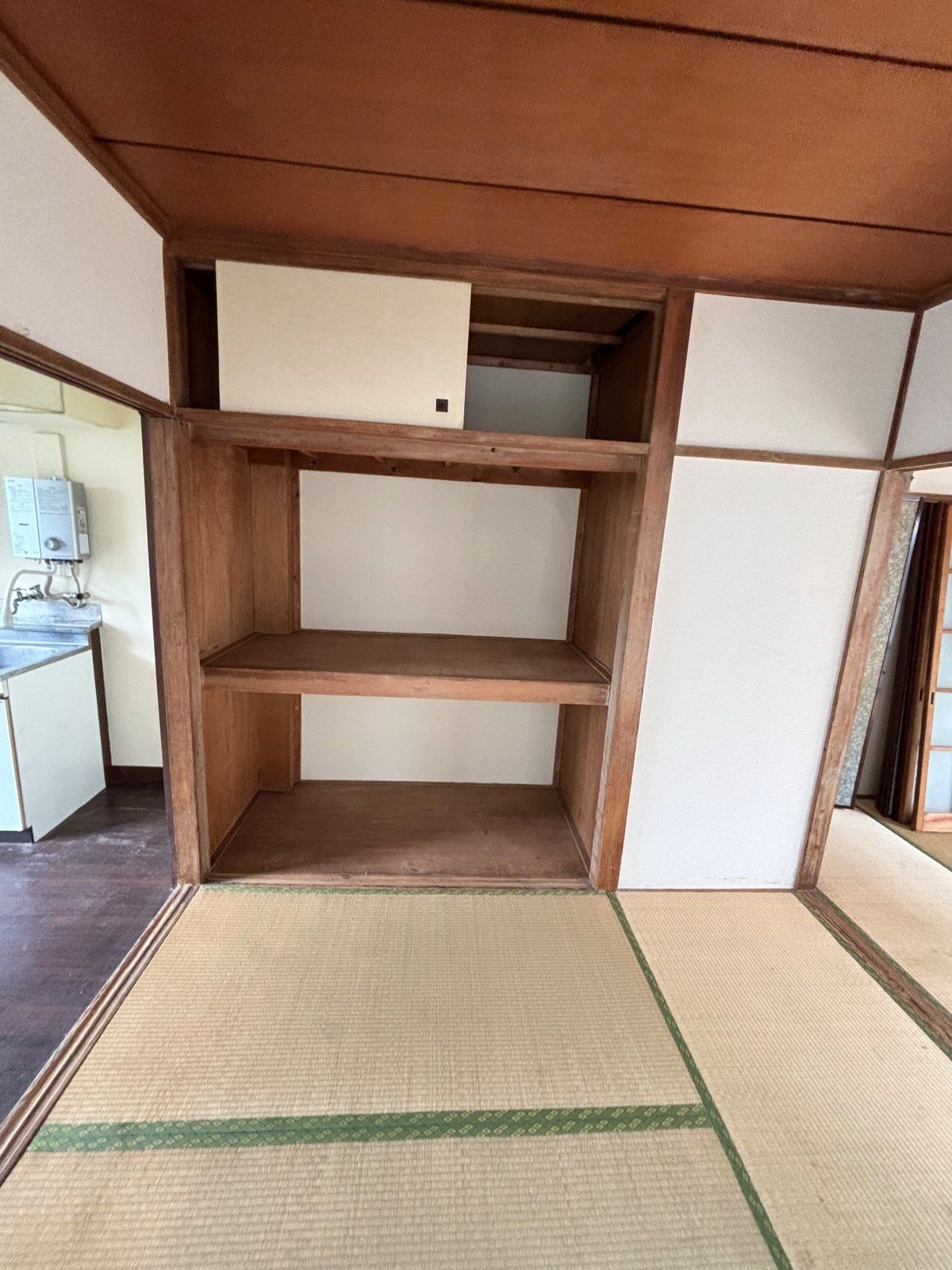 作業後の2階の和室の押入れ。ふすまのない中段と下段、天袋が空になっている